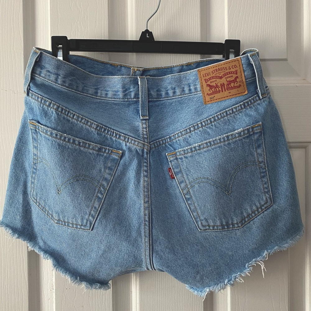 Levis 501 shorts! Size 28